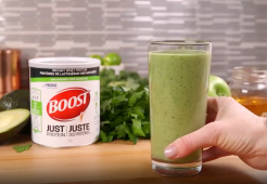BOOST Just Protein Green Goddess Smoothie recette. Un smoothie d'entraînement sain, avec du chou frisé et de l'avocat crémeux