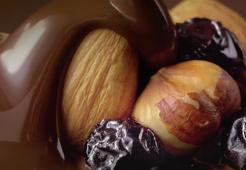 Baies et noix couvertes de chocolat fondu