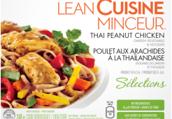 Poulet thaïlandais aux arachides. Poulet et légumes assaisonnés dans une savoureuse sauce thaï aux arachides sur linguine.