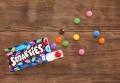 Gâteries au chocolat enrobées de bonbons SMARTIES dans une boîte pré-portionnée. 3 portions de 15 grammes.