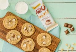 Recette de cookies au chocolat blanc et aux noix de macadamia AERO. Biscuits salés et sucrés.